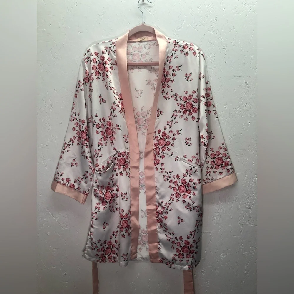 Morgan Lane pink and white floral robe - Picture 3 of 6